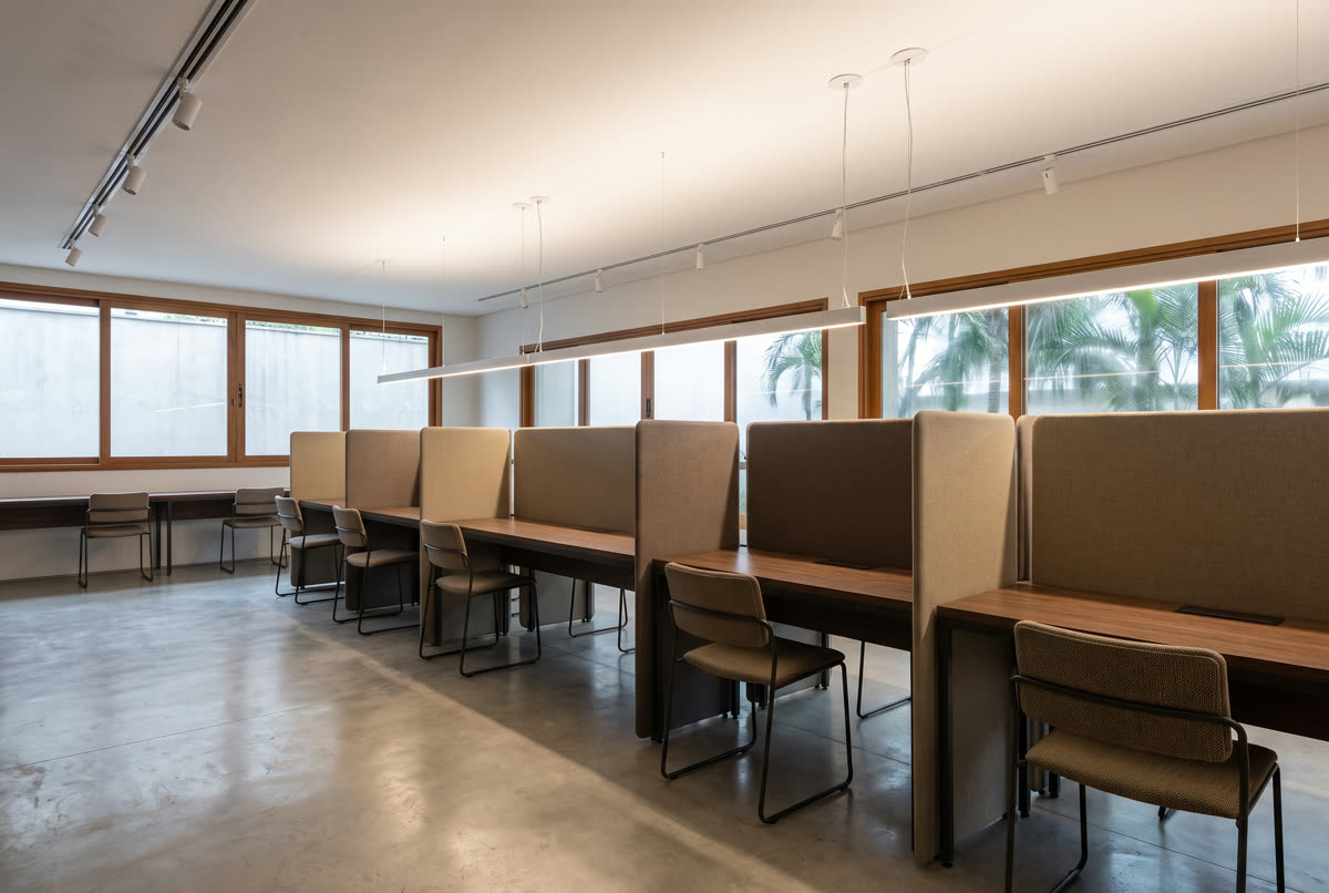 Biombos separando estações numa sala de aula ou laboratório