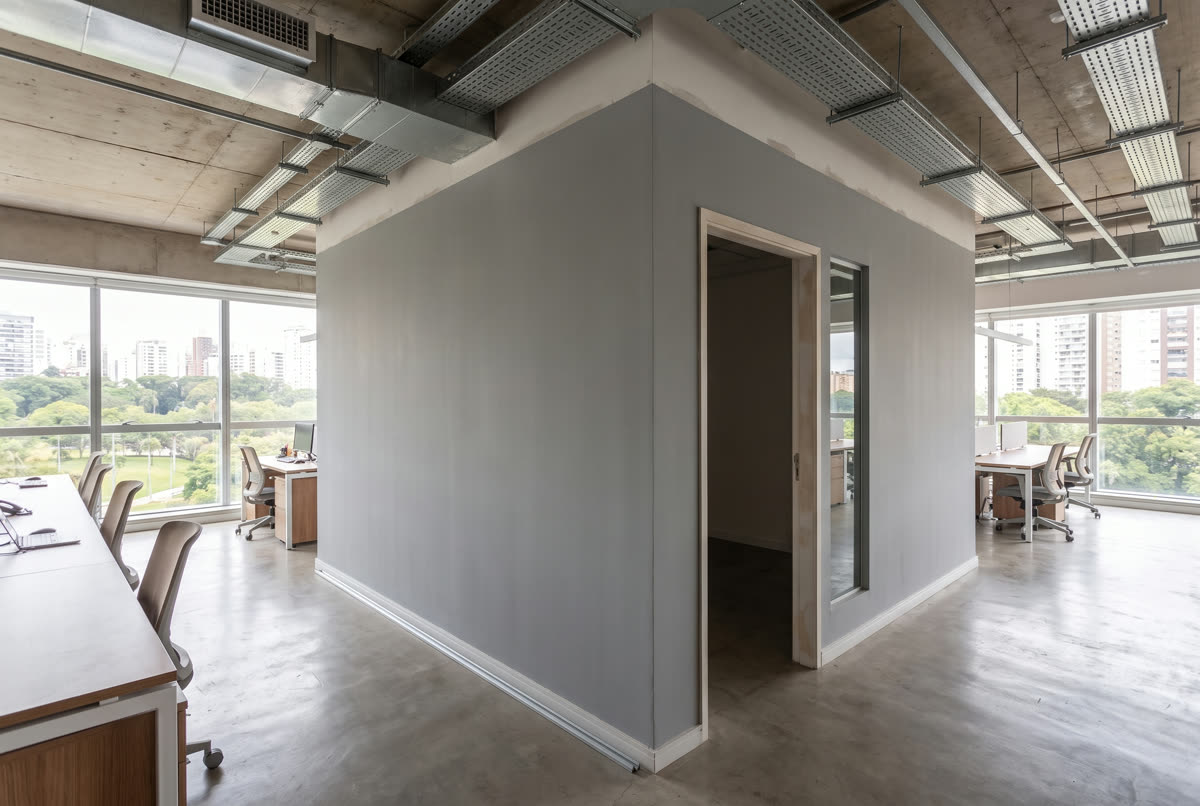Parede de drywall dividindo um ambiente corporativo, com batente de porta
