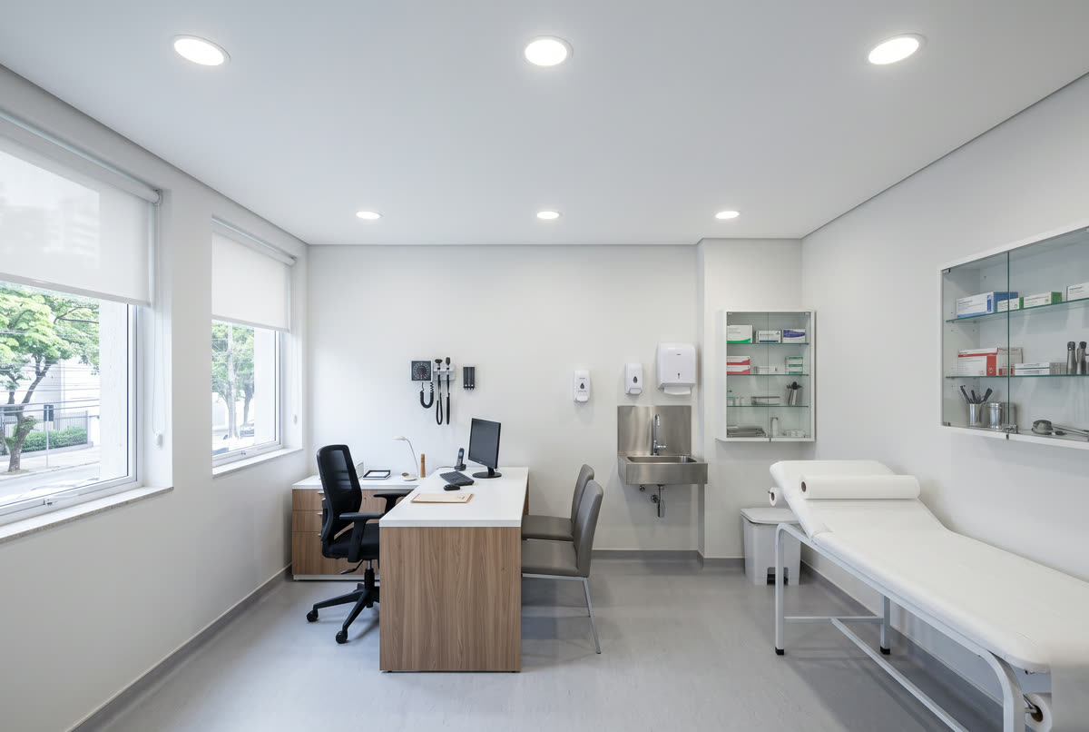 Forro de drywall com iluminação embutida num consultório clínico
