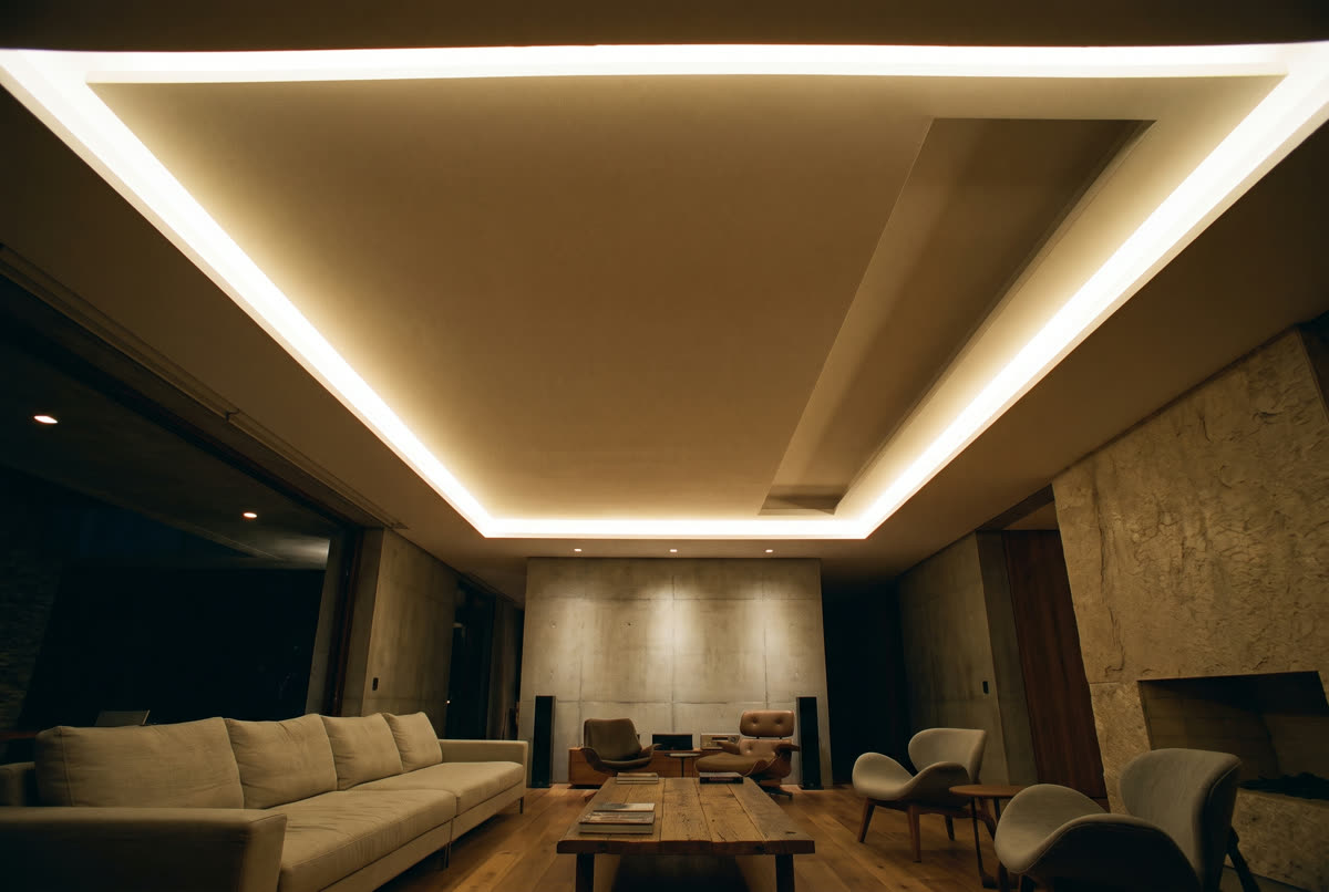 Sanca de drywall com fita de LED contornando o teto de uma sala