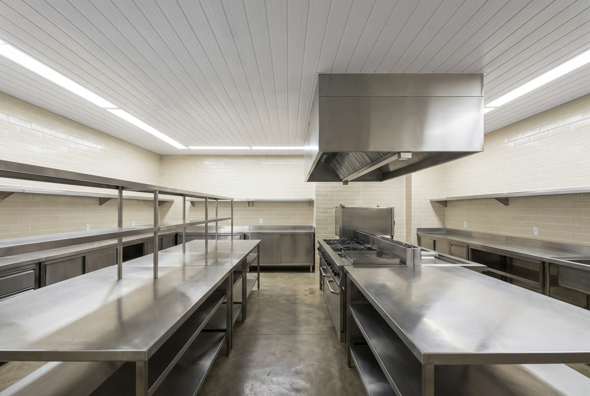 Forro de PVC sobre uma cozinha industrial de aço inox