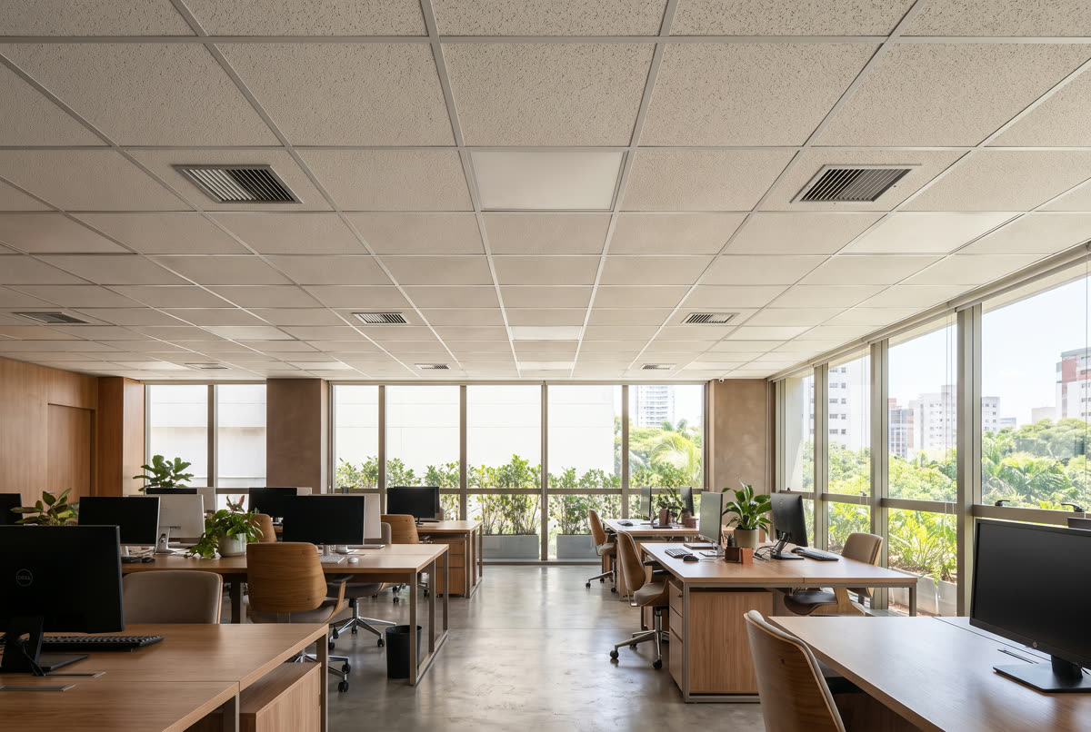 Forro de fibra mineral em placas moduladas sobre um escritório aberto