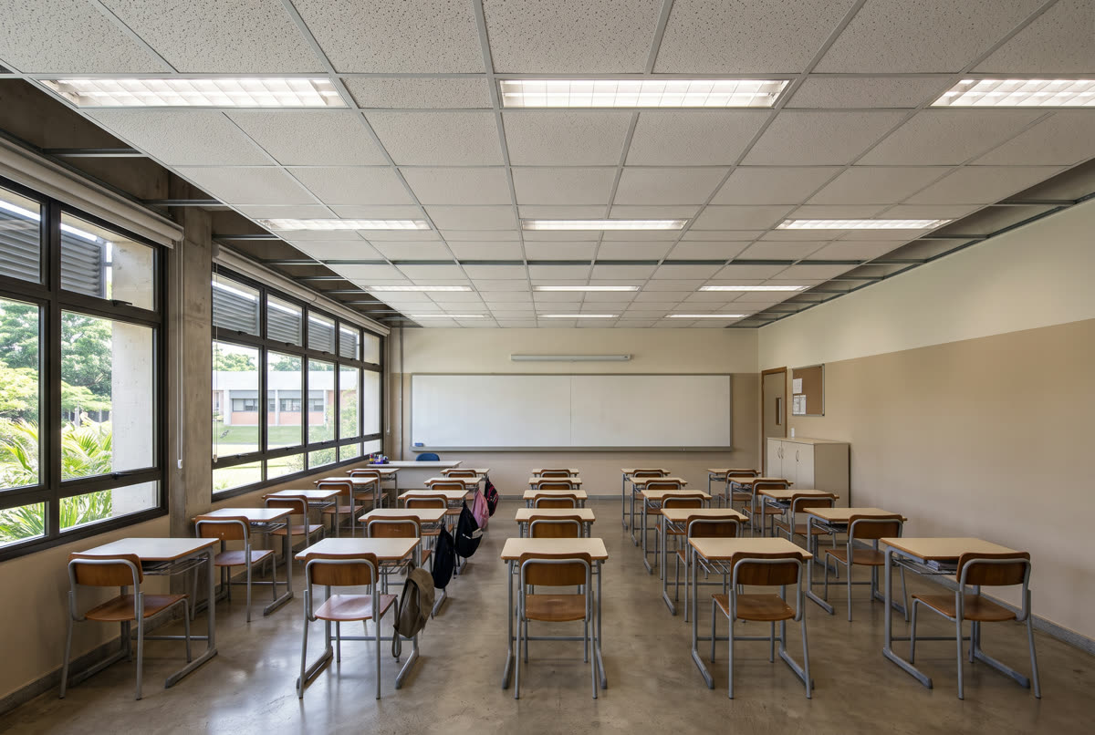 Forro de fibra mineral no teto de uma sala de aula