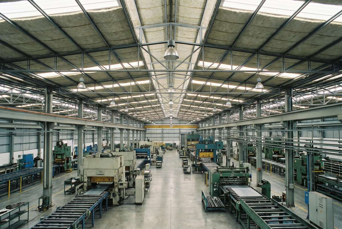 Forro de lã de vidro num pavilhão industrial com maquinário