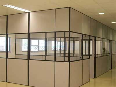 Instalação de divisórias para organizar e valorizar ambientes corporativos da Jomag